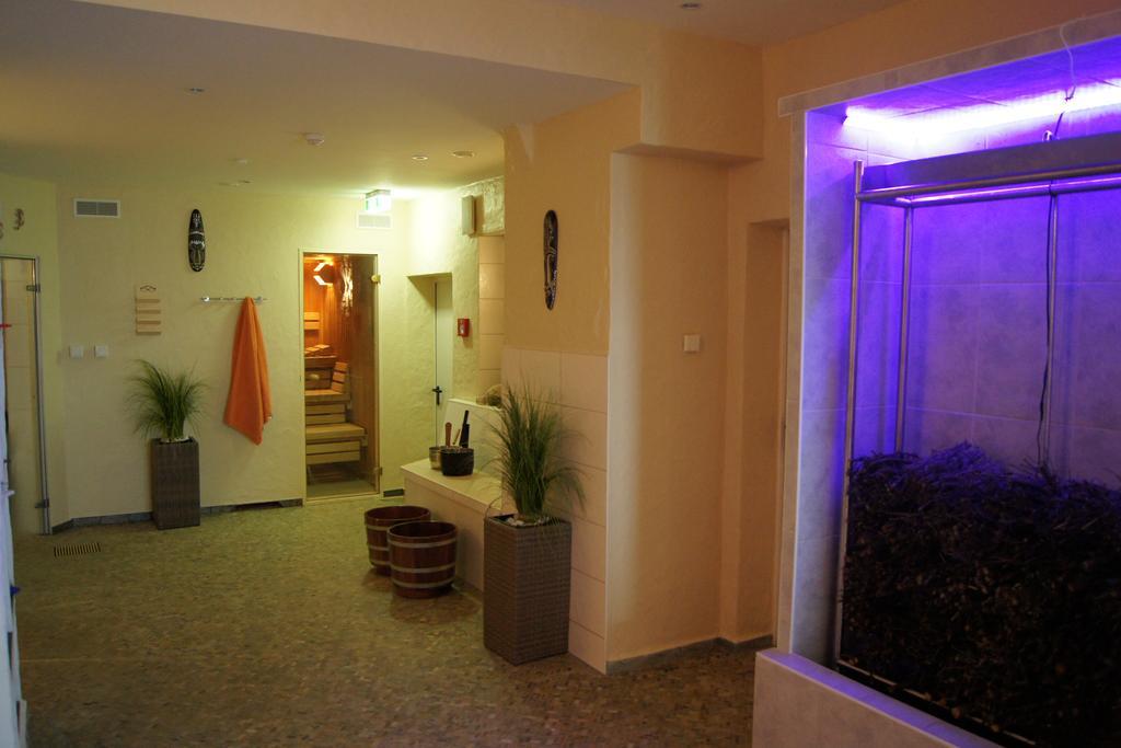 Hotel "Drei Rosen" Ohg Regina & Hans - Peter Fassbinder Leinefelde-Worbis Exterior foto